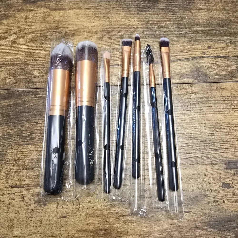New 7 peice Makeup Brush Set with Black and Gold Handles